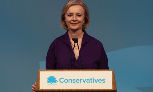 Liz Truss è la nuova premier britannica. La terza donna a Downing Stree dopo Margaret Thatcher e Theresa May e quarto premier britannico dal referendum sulla Brexit nel 2016. 