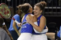 Sara Errani e Jasmine Paolini battono 7-5 7-5 nel doppio Katarzyna Kawa e Iga Swiatek, portando l&#039;Italia in finale 