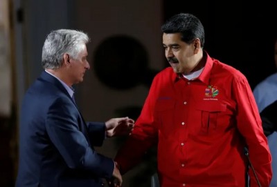El presidente de Cuba, Miguel Díaz Canel, se da la mano con Nicolás Maduro, en una reunión del Foro de Sao Paulo en Caracas, Venezuela. 