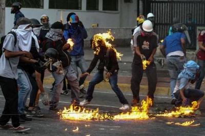 La violencia, una constante en las calles de Venezuela. Hay 54 muertos en 53 días de protestas. 