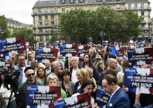 Parigi, manifestanti dopo lo stupro di gruppo a una 12 enne ebrea a Courbevoie