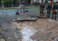 Il cratere causato dal missile nel parco giochi dell&#039;asilo colpito a Tel Aviv