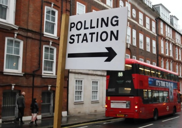 Cartello che indica una sede elettorale a Londra