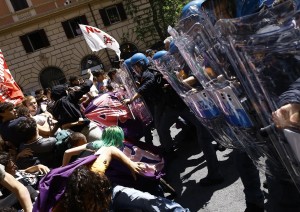 Violenti scontri tra manifestanti e forze dell&#039;ordine durate il corteo femminista contro gli Stati Generali della Natalità