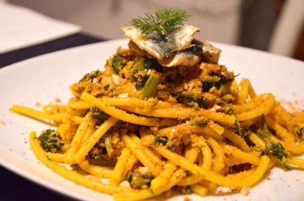 Pasta con sardinas o pasta con le sarde plato tipico de Palermo - Sicilia