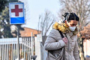 Una mujer con una máscara facial sale del hospital de Codogno en medio de un brote de coronavirus en el norte de Italia, en Codogno, Italia, el 22 de febrero de 2020