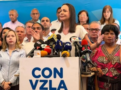 La líder opositora venezolana María Corina Machado (L) hace gestos junto a su reemplazante para las próximas elecciones nacionales, Corina Yoris (R), durante una conferencia de prensa en Caracas, el 22 de marzo de 2024. – Machado anunció este viernes que Corina Yoris, filósofa y profesora universitaria, será la candidata que la represente en las elecciones presidenciales del próximo 28 de julio en las que se enfrentará al presidente Nicolás Maduro.