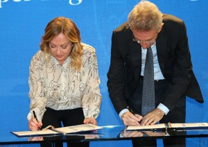  Meloni e Manfredi firmano l&#039;accordo tra governo e comune di Napoli