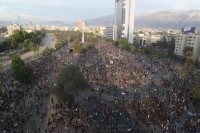 Migliaia in piazza in Cile Corteo aperto da donne in lutto per le vittime delle proteste